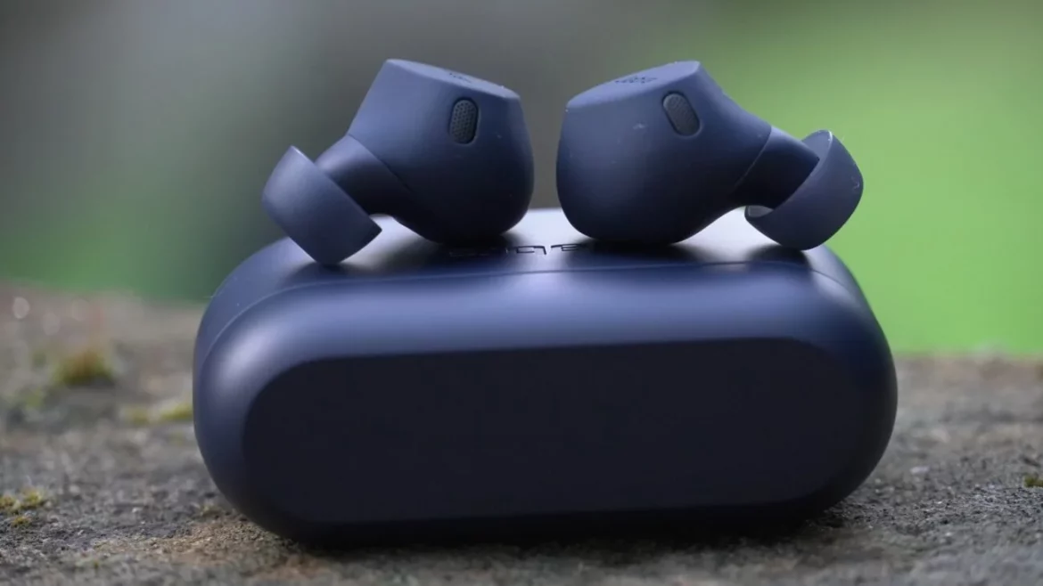 Jabra-Elite-8-Active-on-top-of-case-1300×731